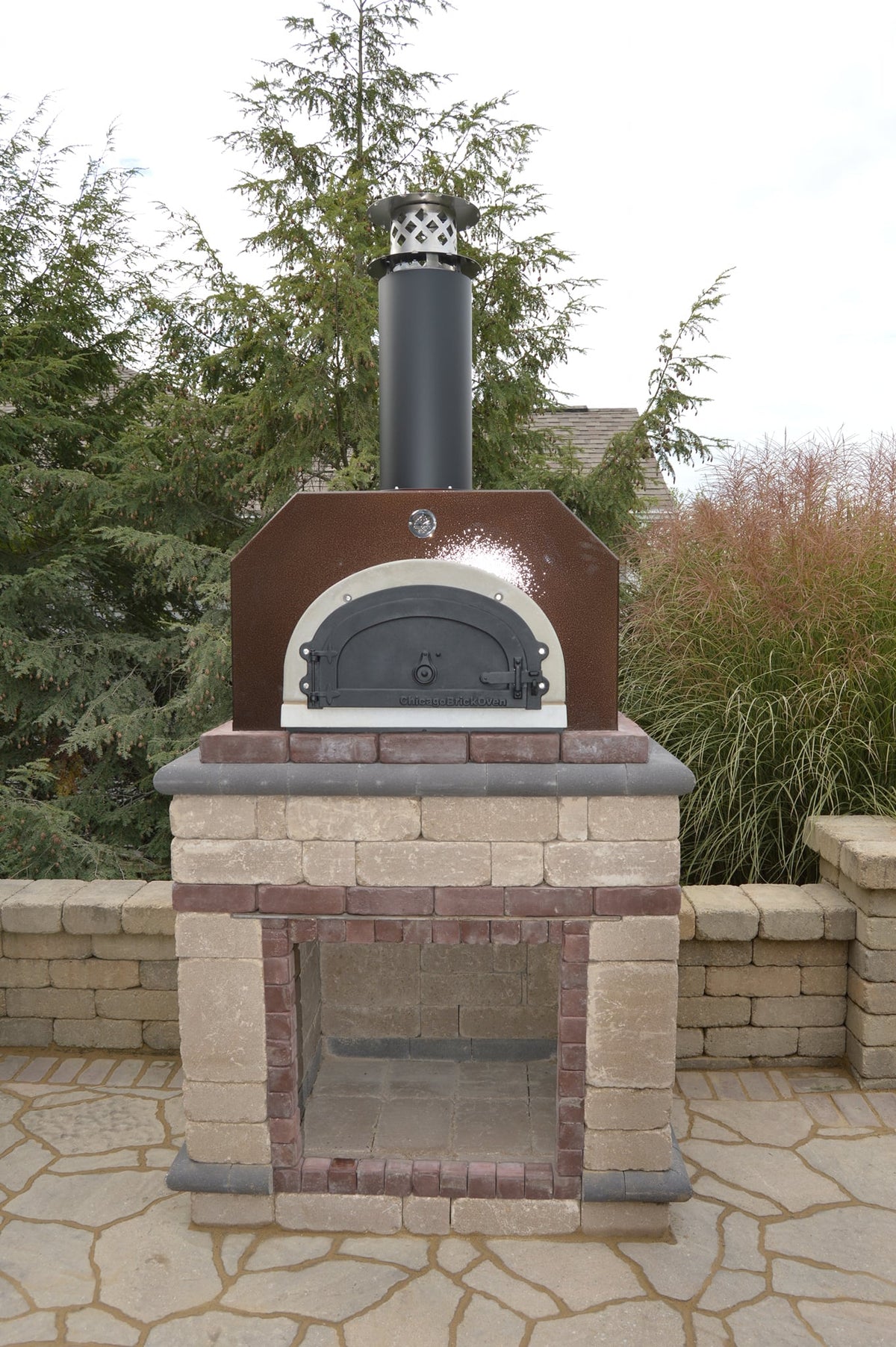 Copper Vein 500 Countertop oven on a masonry pedestal in a landscaped garden